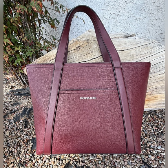 MICHAEL Michael Kors Handbags - Cooper Leather commuterTote Bag
Color:OxBlood